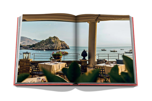 "Villeggiatura. Italian summer" Book by Assouline