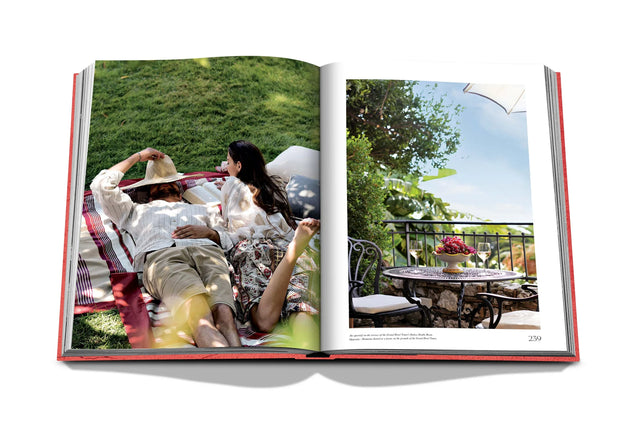 "Villeggiatura. Italian summer" Book by Assouline