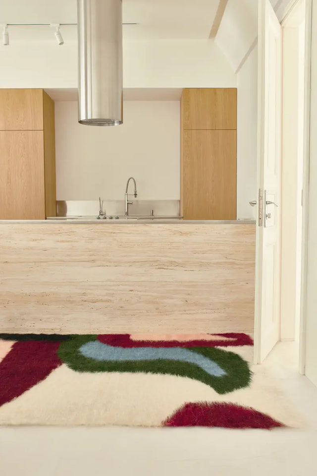 Prabangus Karpatų avių vilnos užtiesalas – natūralus, šiltas ir išskirtinio dizaino. Minkštas, jaukus ir puikiai tinkantis lovai, sofai ar interjero akcentui.
